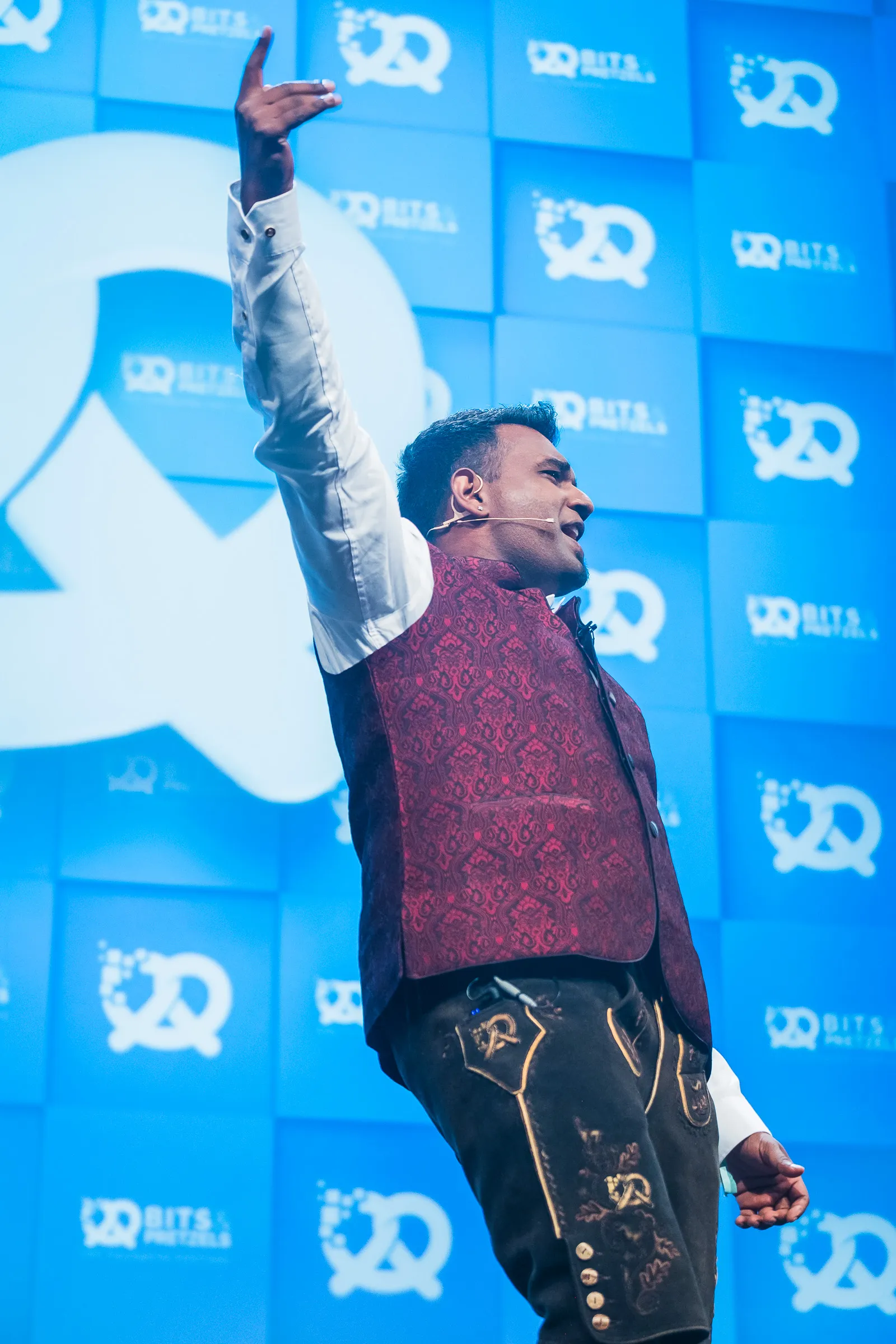 Bits & Pretzels 2019 - Festival host mid-performance on the main stage