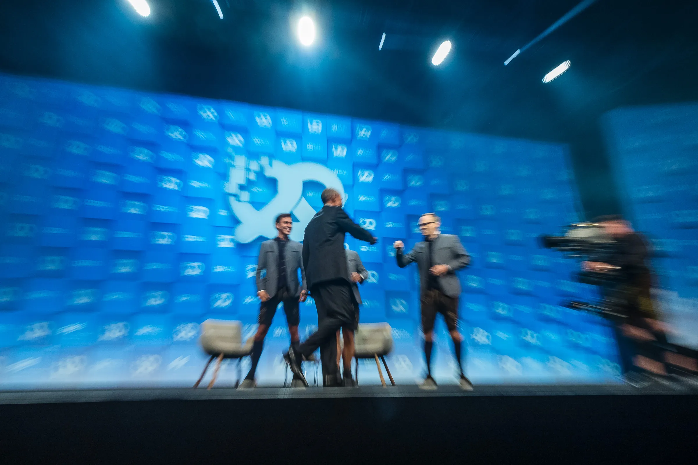 Bits & Pretzels 2019 - Motion-blurred frame capturing the pace backstage as Obama meets the hosts