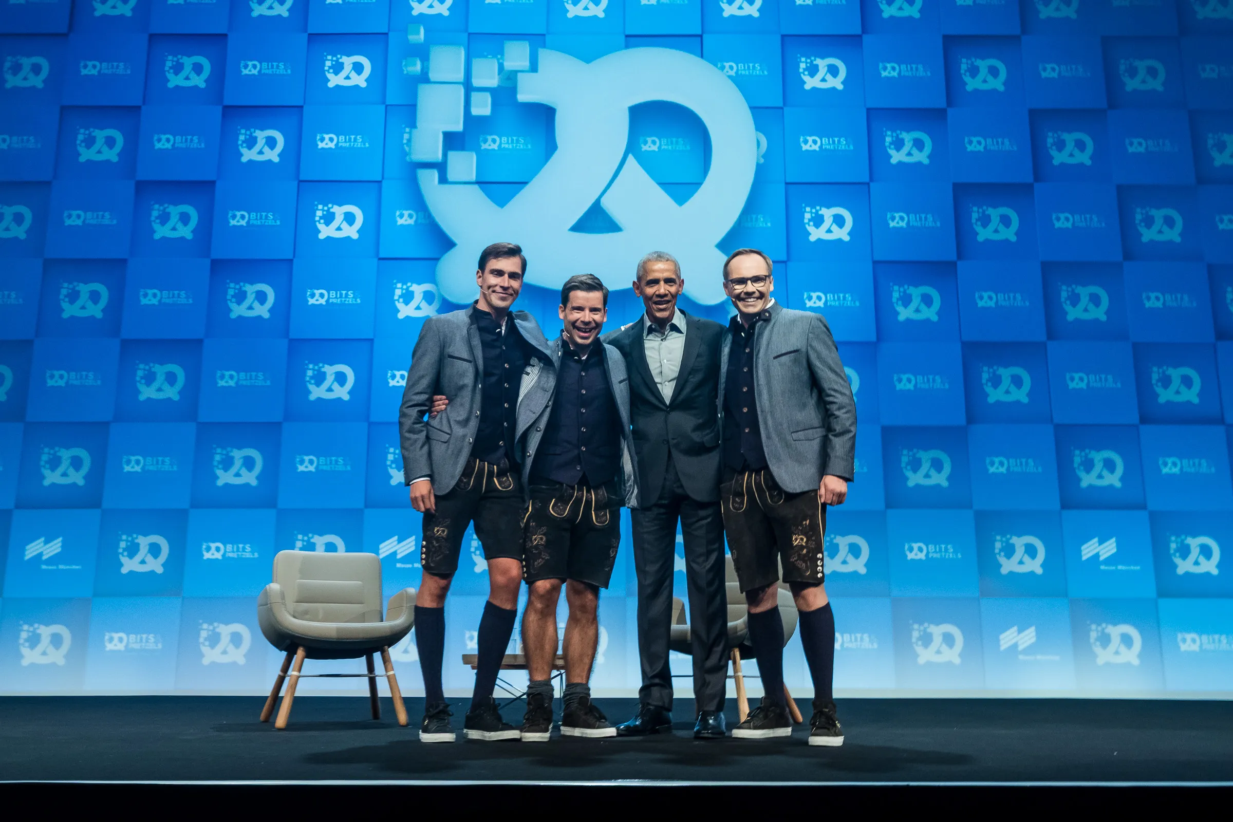 Bits & Pretzels 2019 - President Obama poses with the Bits & Pretzels founders after his session