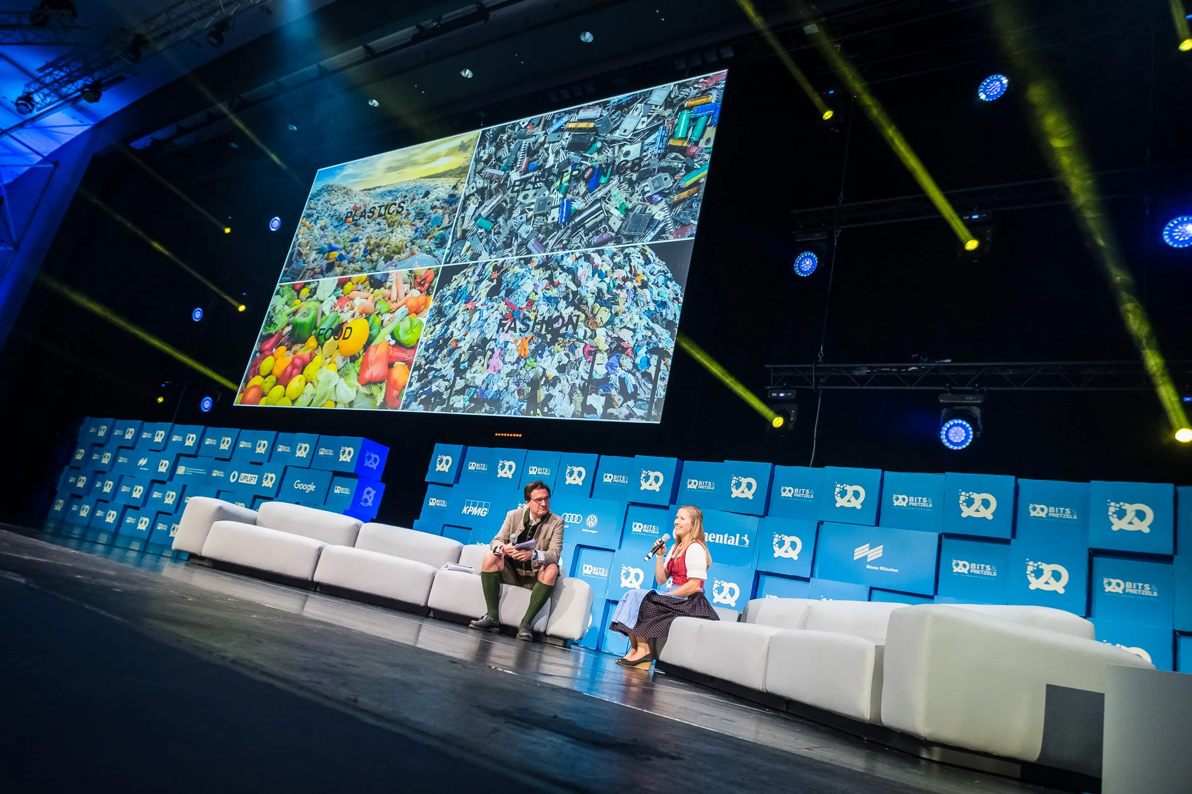 Bits & Pretzels 2019 - Wide production shot of the main stage during a sustainability panel