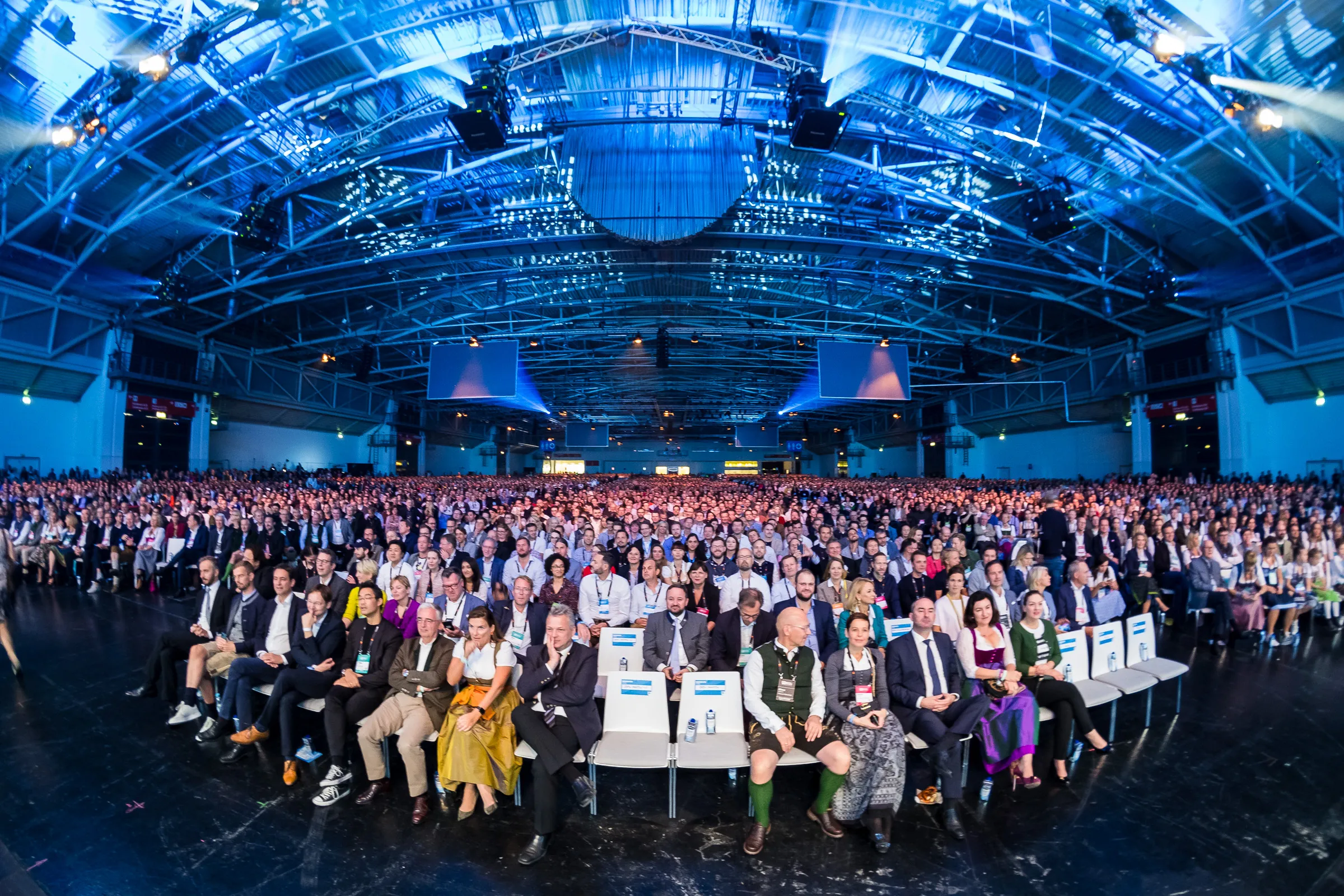 Bits & Pretzels 2019 - Wide shot of the packed opening session, dirndl and lederhosen front row