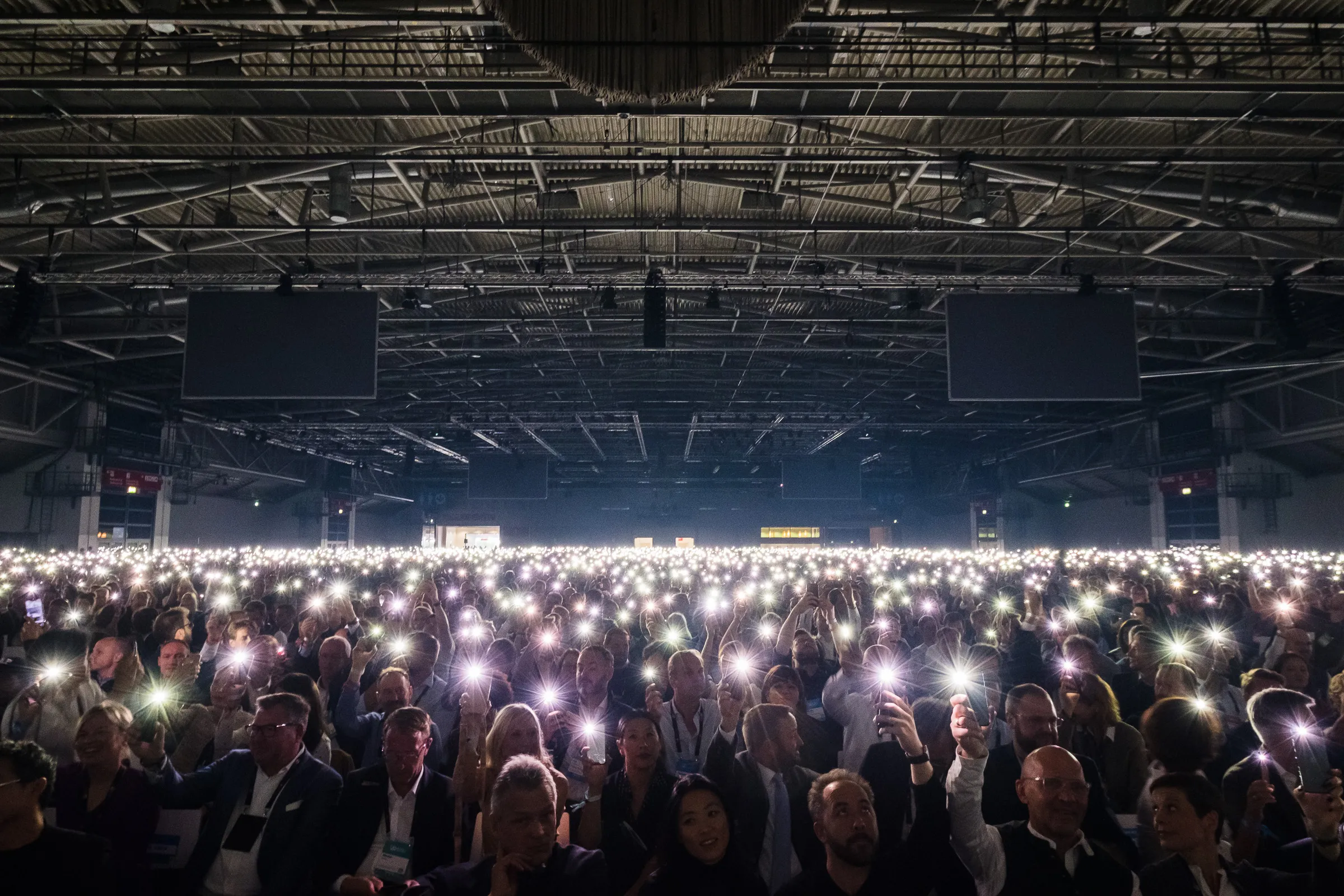 Bits & Pretzels 2019 - Thousands of phone flashlights raised across the audience ahead of the headline session