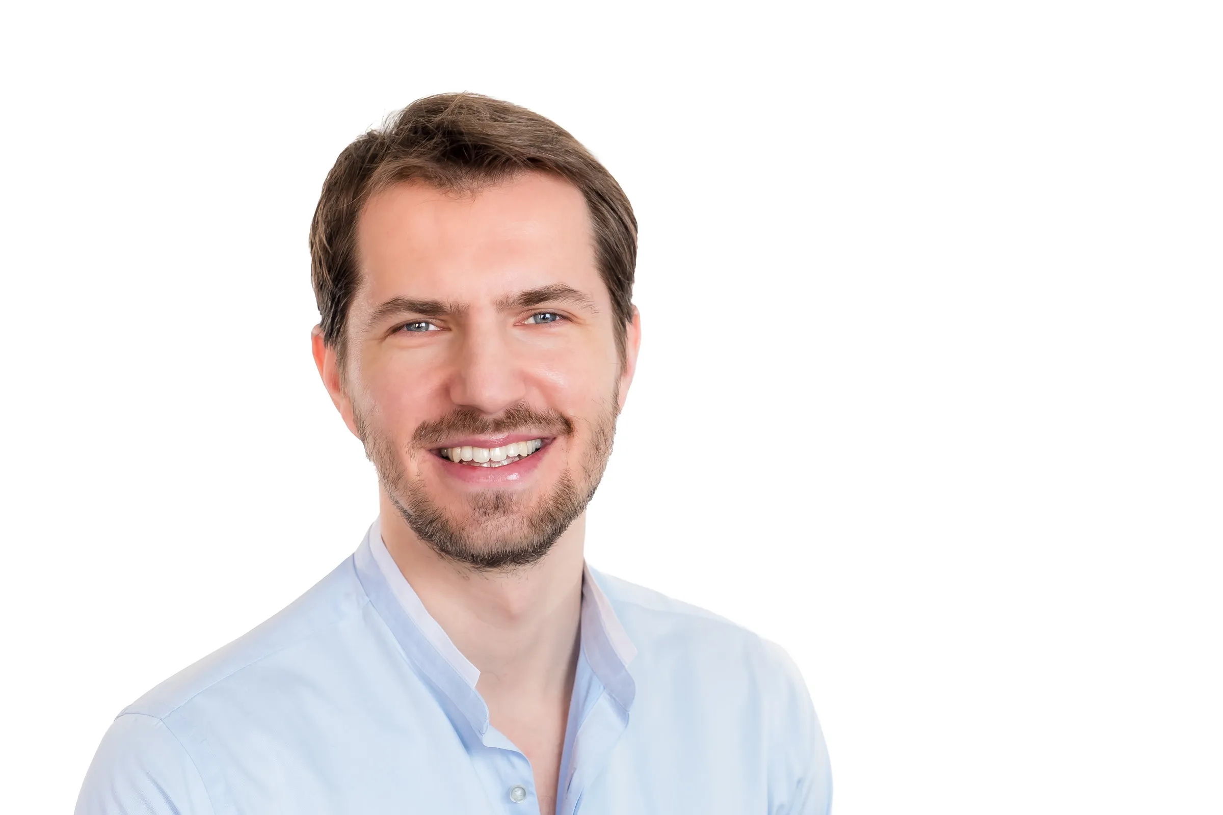 Martin Rajcan Headshots - Portrait against white backdrop, direct smile